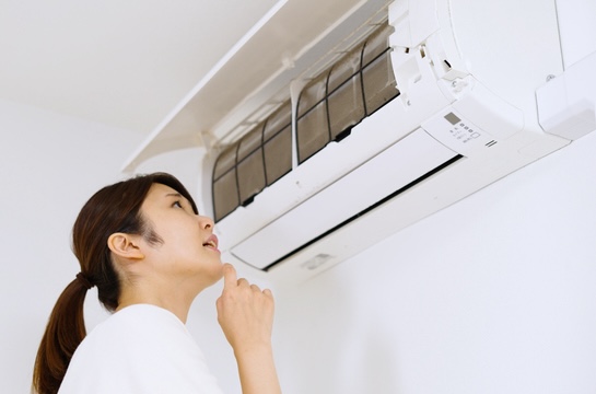 エアコンを覗く女性